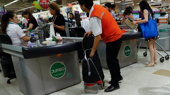 Presentan proyecto para que empaques puedan volver a trabajar en supermercados en medio de la pandemia
