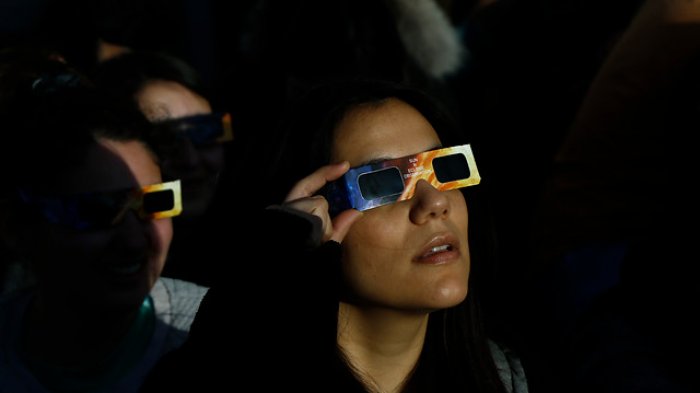 Pueden provocar graves daños: Expertos alertan sobre la venta de lentes sin certificación para el eclipse