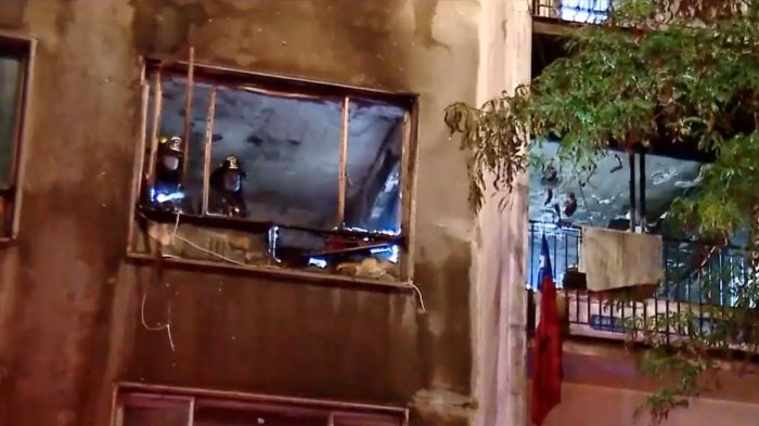 Rescató animales atrapados: Una persona está en riesgo vital tras incendio en edificio de Santiago