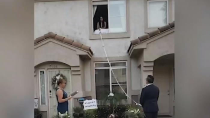 Tuvieron que posponer el beso: Novia contrajo COVID-19 días antes de la boda, pero se casó igual