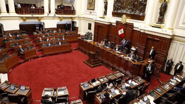 Congreso de Perú aprueba el retiro de pensiones públicas