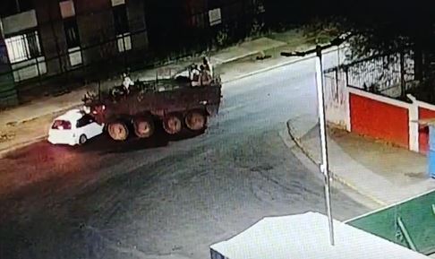 El momento en que tanqueta militar intercepta a vehículo: Habría escapado de control en toque de queda