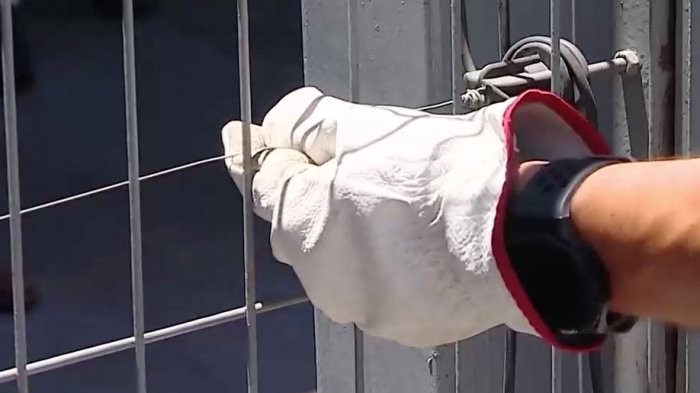 Menor de 5 años quedó herida tras recibir golpe eléctrico al tocar la reja de una automotora