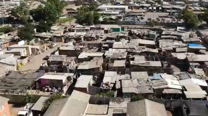 Niños sueñan con bicicletas y los padres con casa propia: Así esperan la Navidad en el campamento Santa Teresa