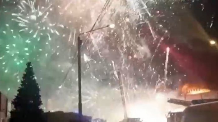 Incendio en fábrica de fuegos artificiales en Rusia dejó alucinante y desastroso espectáculo