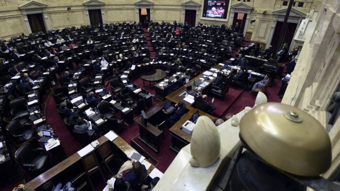 Argentina le cobrará impuesto a los más ricos para paliar crisis económica