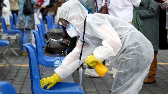 Abandonó su habitación durante 8 segundos y fue multado con 3.500 USD por romper la cuarentena