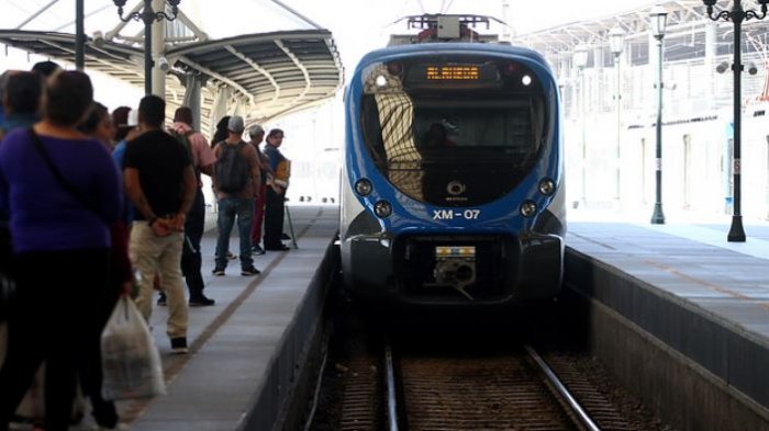 Hombre fue captado arriba de un vagón en movimiento del Metro de Valparaíso
