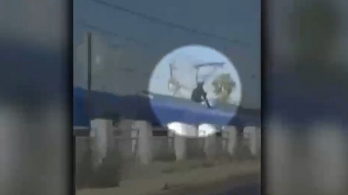 Video revela la temeraria actitud del sujeto que viajó sobre el techo de un tren de Merval