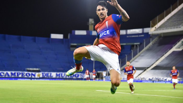 La UC quedó con un pie en semifinales de la Sudamericana tras superar de visita a Vélez Sarsfield