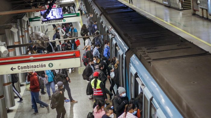 Ministra Hutt descarta vínculo entre aumento de pasajeros en transporte público y alza de contagios