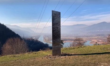 Misterio resuelto: Estos son los responsables de los monolitos que aparecieron en diversas partes del mundo