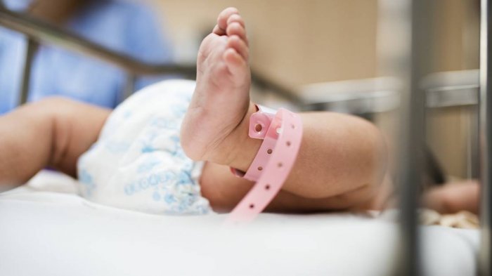 Enfermera dejó caer a recién nacido por intentar contestar su celular