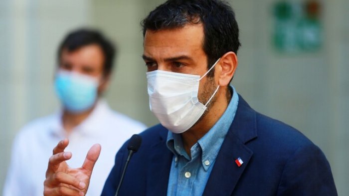 Ministro Delgado condenó quema de buses RED y afirmó que no reivindican una ideología