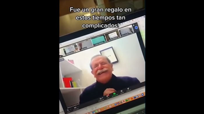 Profe hasta las lágrimas con homenaje: Creyó que no había nadie, pero alumnos le tenían una sorpresa