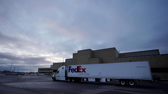 Los primeros camiones con la vacuna de Pfizer ya salieron desde su fábrica para distribuirla