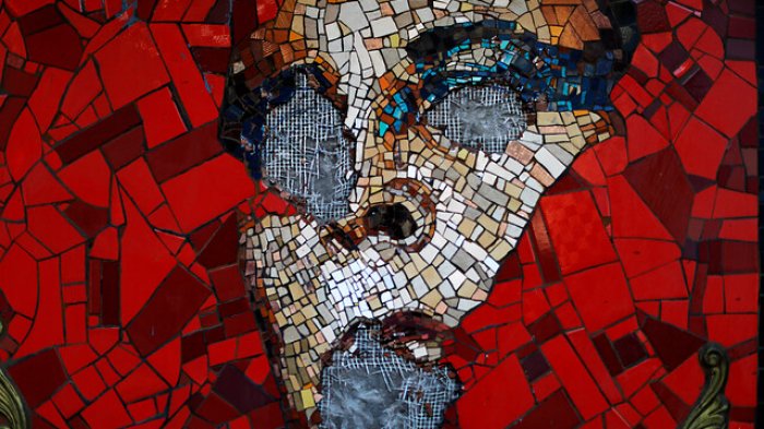 A tres meses de su destrucción: Denuncian nuevo ataque a mosaico de Pedro Lemebel