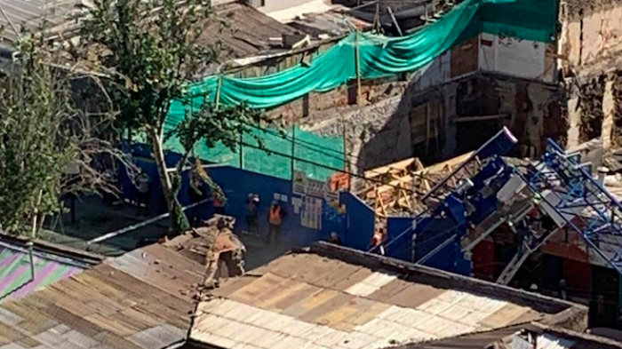 Grúa cayó sobre viviendas en Independencia: Se reportan personas lesionadas