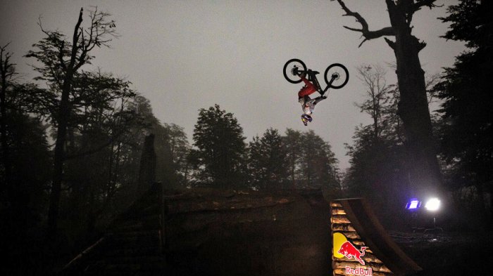 Bajó el Volcán Villarrica en 120 segundos: Campeón nacional de enduro completó desafío del eclipse
