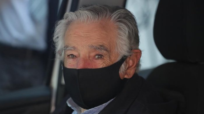 Ex presidente Mujica pide ser enterrado junto a su perra Manuela