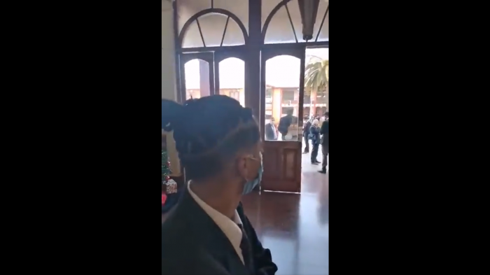 Papá de un estudiante denunció que profesor le impidió graduarse del colegio a su hijo por corte de pelo