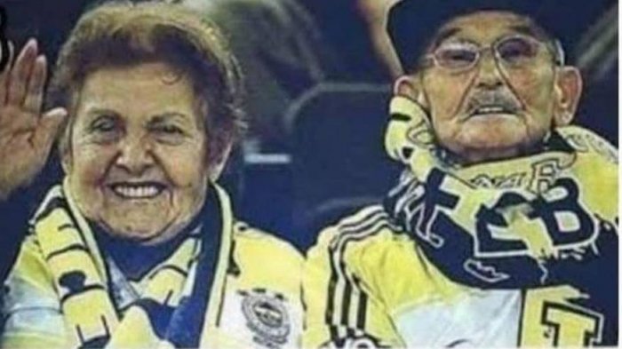 Equipo de fútbol homenajea a la pareja de hinchas ancianos que murió
