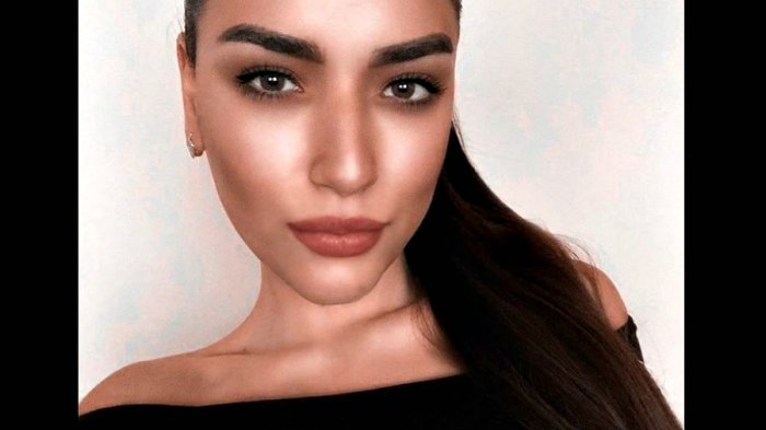 Le habría sacado los órganos mientras estaba viva: Acusan a influencer de parricidio contra su madre