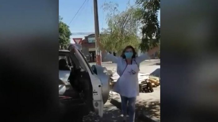 Increpan a mujer que botaba escombros en calle de Santiago: Infractora sería de Las Condes, según alcalde