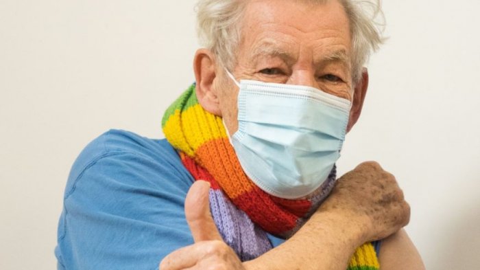 Gandalf ya se vacunó: Sensación en redes sociales por foto de Ian McKellen