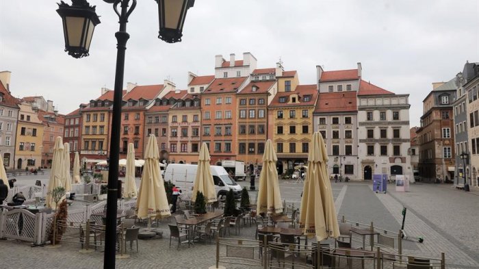 Rey de Suecia cuestiona manejo de pandemia en ese país: Cifras de contagios marcan récord