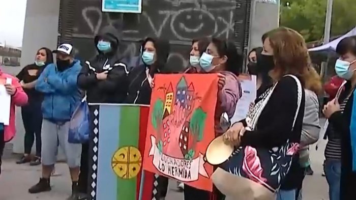 Agrupación Luchadores de Lo Hermida protesta fuera de Metro Los Presidentes exigiendo viviendas sociales