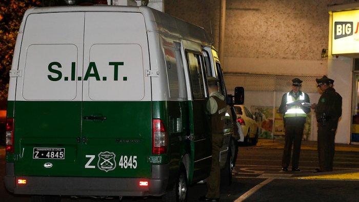 Volcó su auto y atropelló a uno de sus asaltantes: Mujer intentó huir de encerrona