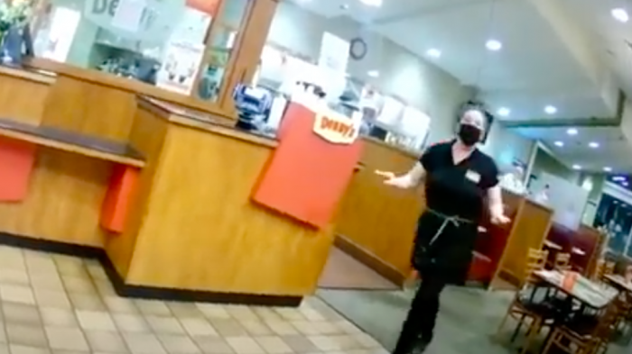 “¿Saben qué? Renuncio”: Mesera se aburrió de los clientes que no quieren usar mascarillas