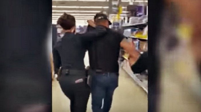 Familia peleó por una PlayStation 5 en un supermercado, el padre fue arrestado y podría ser deportado