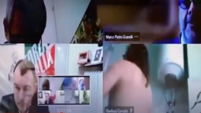 Concejal italiano olvidó apagar su cámara en videoconferencia y se da una ducha frente a sus colegas