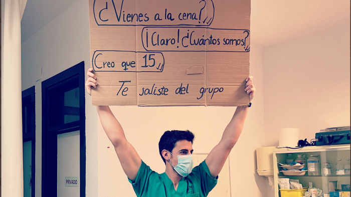 Los directos carteles con que un joven médico advierte sobre la celebración de Navidad en medio de la pandemia