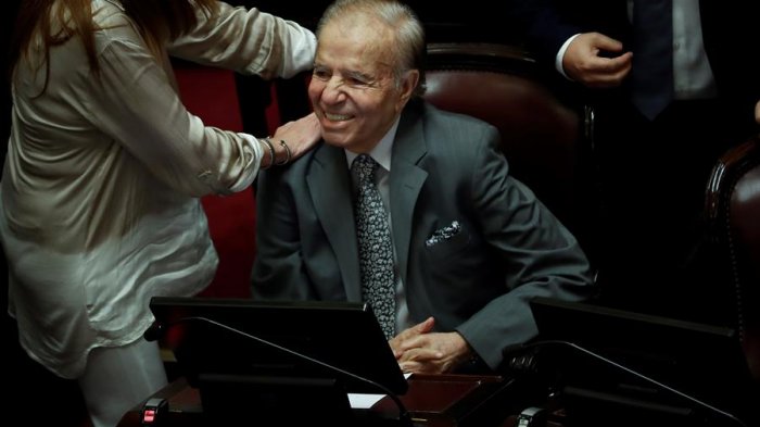 Ex presidente Menem está 