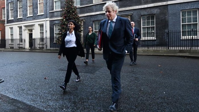 Preocupación por nueva cepa del COVID-19 en Reino Unido: Johnson establece duras restricciones para Navidad