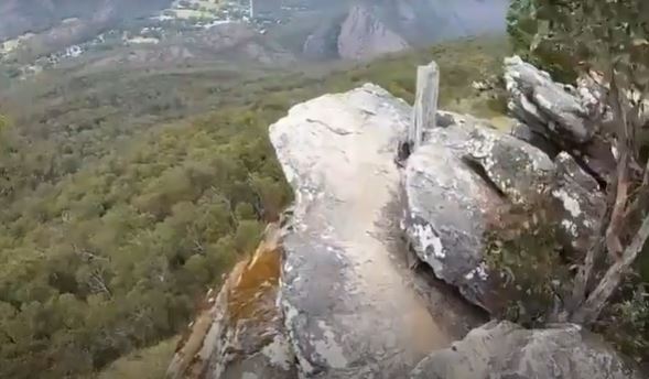 Estaba frente a su hijo y esposo: Mujer murió tras caer a un acantilado intentando sacar una foto