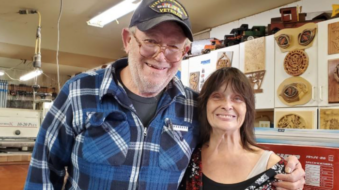 Los juguetes de madera que una pareja de ancianos confeccionó para regalar a miles de niños en Navidad