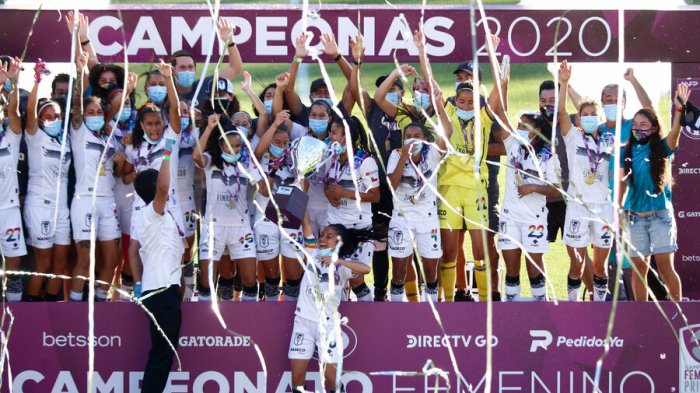 Tricampeonas del fútbol femenino: S. Morning derribó a la U y alzó una nueva copa
