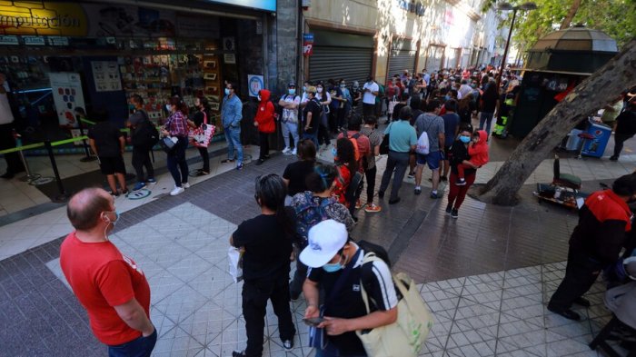 Cadem: 71% de santiaguinos aprueba haber vuelto a Fase 2, pero 50% no quiere volver a cuarentena