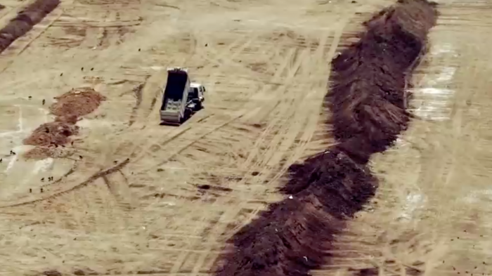 Vecinos de Calera de Tango y San Bernardo viven encerrados por mal olor de empresa avícola y plaga de moscas