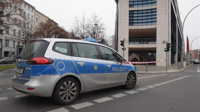Alemania: Policía investiga tiroteo que dejó cuatro heridos graves frente a la sede del Partido Socialdemócrata