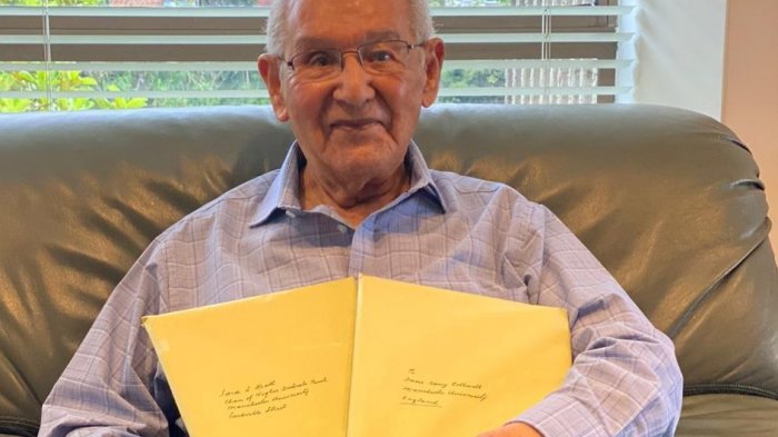 Tiene 104 años, acaba de presentar su tesis doctoral y resolvió un milenario enigma