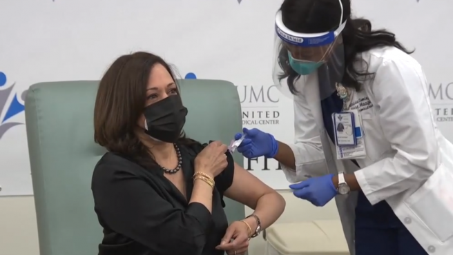 Vacuna contra el COVID-19: Kamala Harris recibió la primera dosis este martes