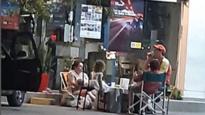 Familia llegó hasta el trabajo del padre para pasar la Navidad junto a él