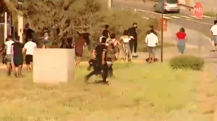 Saltaron hasta una cerca: Asistentes de fiesta en Espacio Broadway se escaparon de Carabineros