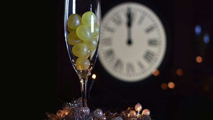 De las lentejas a quebrar un plato: Las cábalas para arrancar bien el 2021