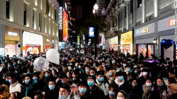 Sin distancia social: Wuhan, cuna del coronavirus, recibe el Año Nuevo con fiestas multitudinarias